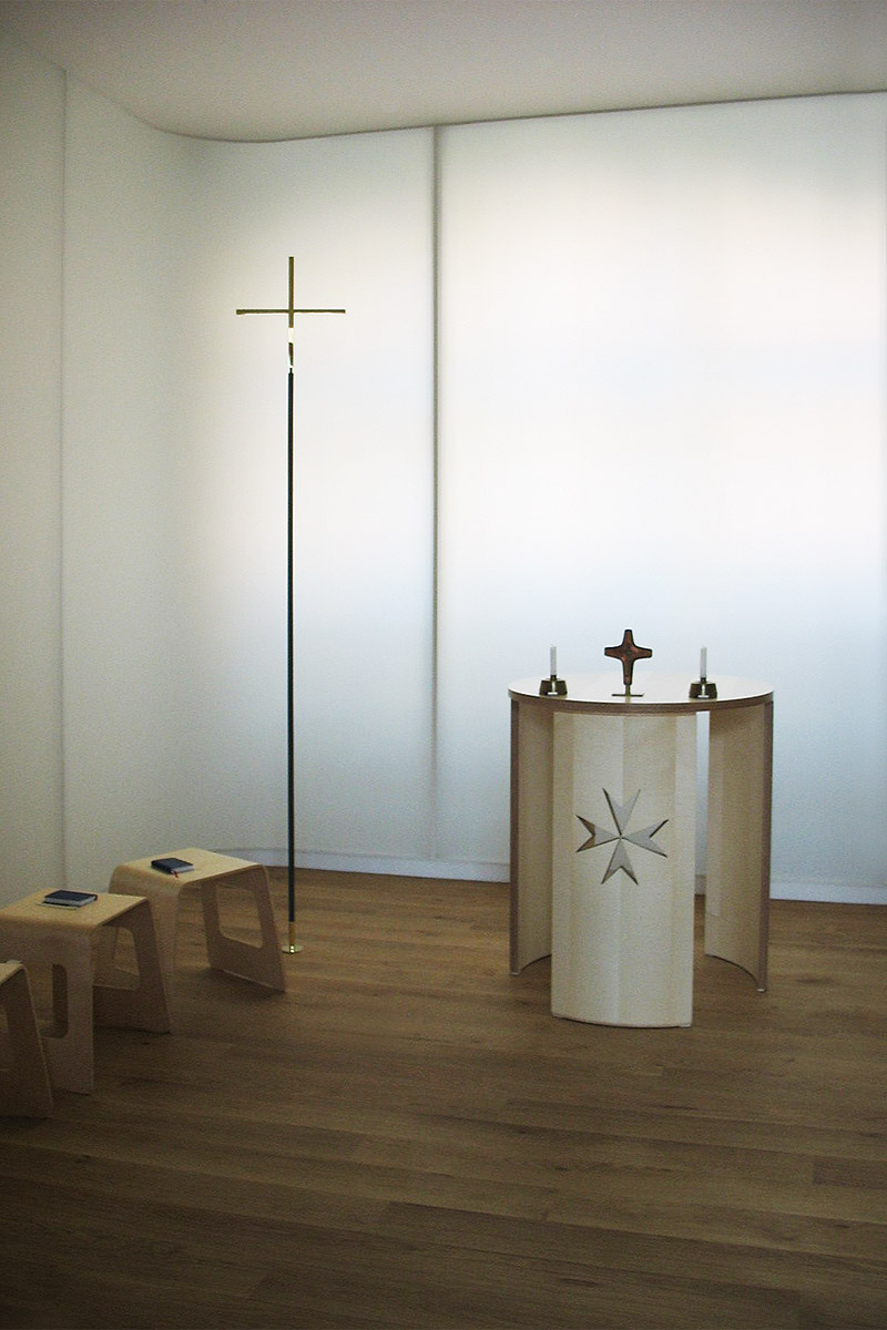 bodenstehendes Kreuz Messing-Stahl in der Malteser Kapelle Alt-Lietzow Berlin