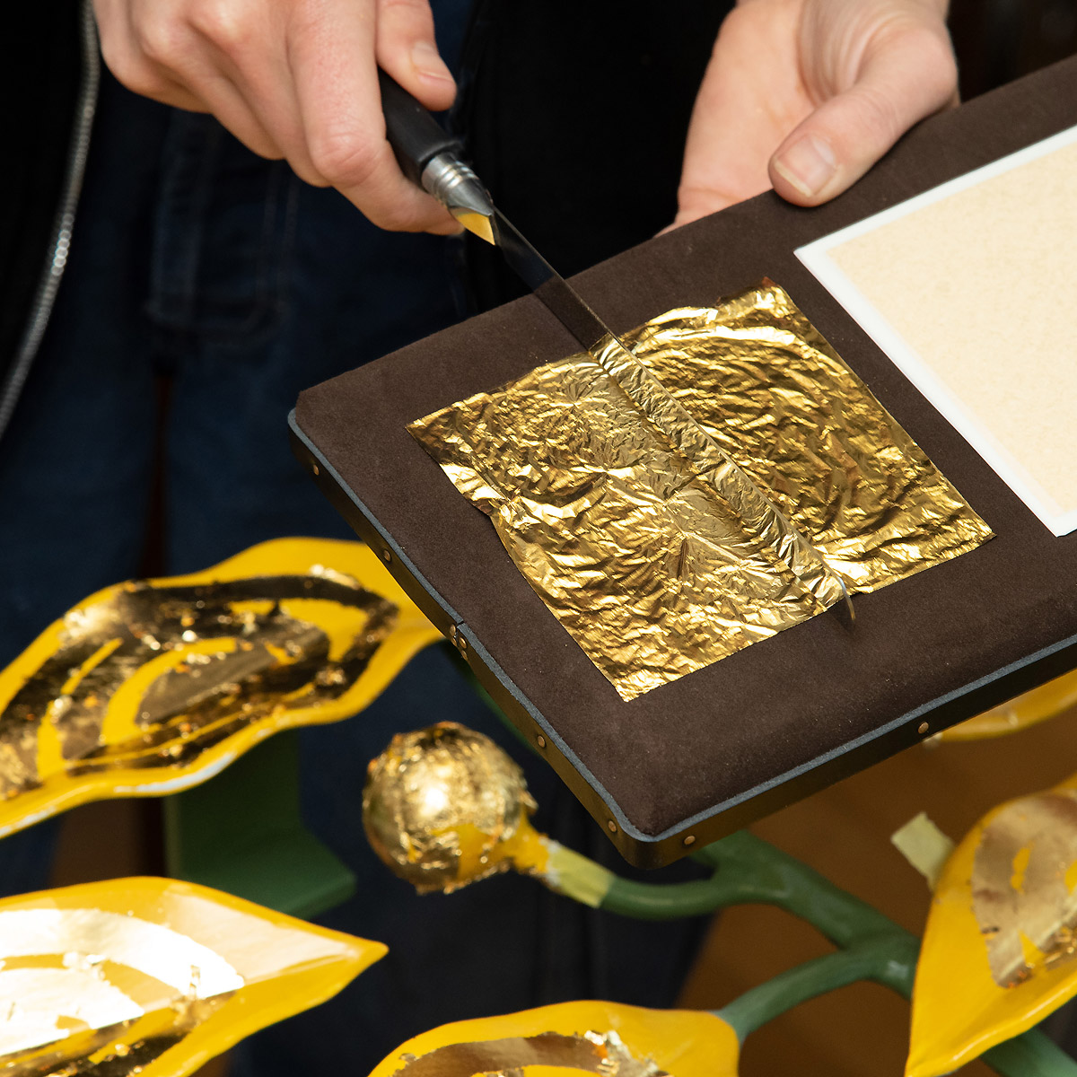 Vergoldungsprozess durch Goldsachs: von ruhiger Hand wird das Blattgold auf die präparierten Teile aufgetragen